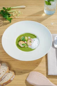 Saint-Jacques nacrées, velouté de petits pois et émulsion coco